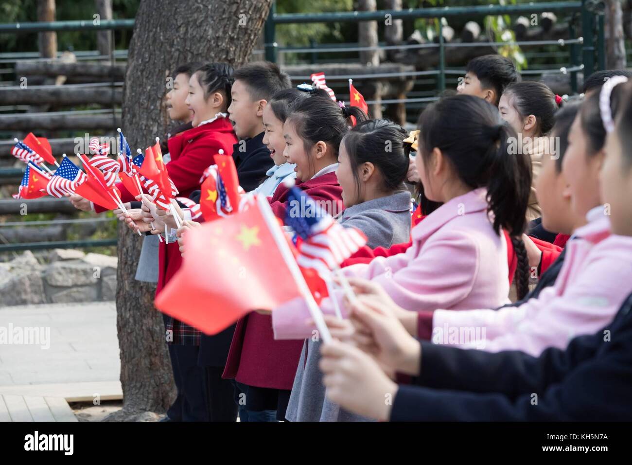 Chinesische Schule Kinder aus der Grundschule shija Willkommen us-first Lady melania Trump bei ihrem Besuch in der Panda Haus stellt bei einem Besuch der Beijing Zoo, den 10. November 2017 in Peking, China. Stockfoto