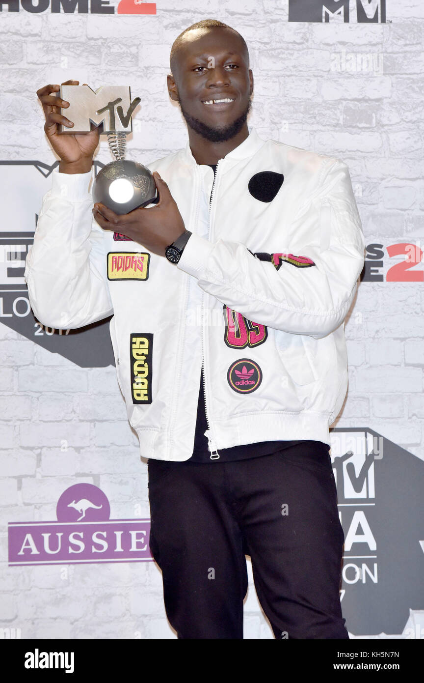 London, Großbritannien. 12 Nov, 2017. stormzy stellt in dem Zimmer, in dem der Sieger während der MTV European Music Awards 2017 in der Wembley Arena am 12. November 2017 in London, England. Credit: geisler - fotopress/alamy leben Nachrichten Stockfoto