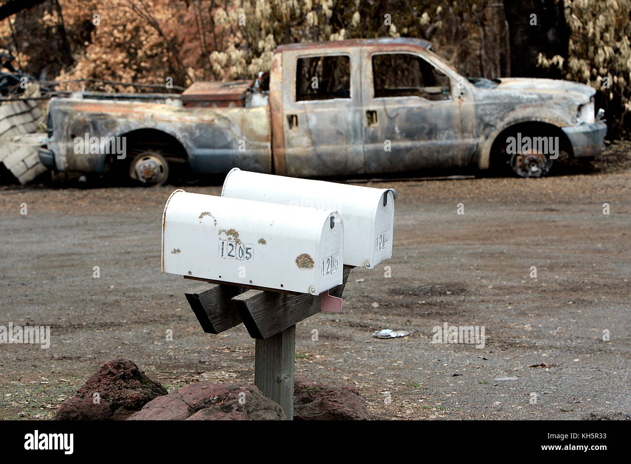 Napa, CA, USA. November 2017. Bewohner, die ihre Häuser im Atlas-Feuer verloren haben, können ihre Post beim Postamt der Trancas Street abholen. Quelle: Napa Valley Register/ZUMA Wire/Alamy Live News Stockfoto