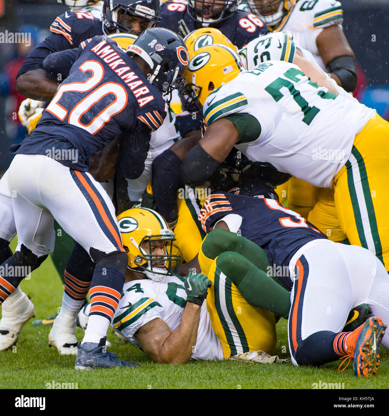 Chicago, Illinois, USA. 12 Nov, 2017. - Verpacker #84 Lance Kendricks findet sich am unteren Rand des Haufens während der NFL Spiel zwischen den Green Bay Packers und Chicago Bears im Soldier Field in Chicago, IL. Fotograf: Mike Wulf Credit: Csm/Alamy leben Nachrichten Stockfoto