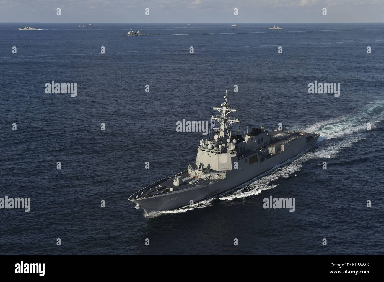 Südkorea. November 2017. 12. November 2017 - Ostsee, Südkoreanische Marine DDG-991 nehmen an einer Übung auf der Ostsee Teil. CVN-68, CVN-76, CVN-71 und das 20-Kriegsschiff der United States Navy und South Korean Navy nehmen an einer gemeinsamen Übung auf der Ostsee Teil. Teilen Sie das Foto über Zuma Press aus. Credit: Zuma Press/ZUMA Wire/Alamy Live News Stockfoto
