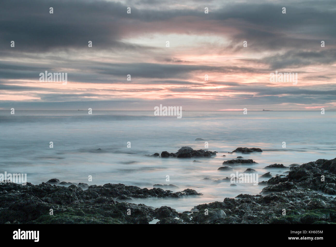 Nasen, Seaham, County Durham, UK. 14 Nov, 2017. Sonne scheint durch die Wolken an einem warmen, trockenen Morgen. Credit: Dan Cooke/Alamy leben Nachrichten Stockfoto