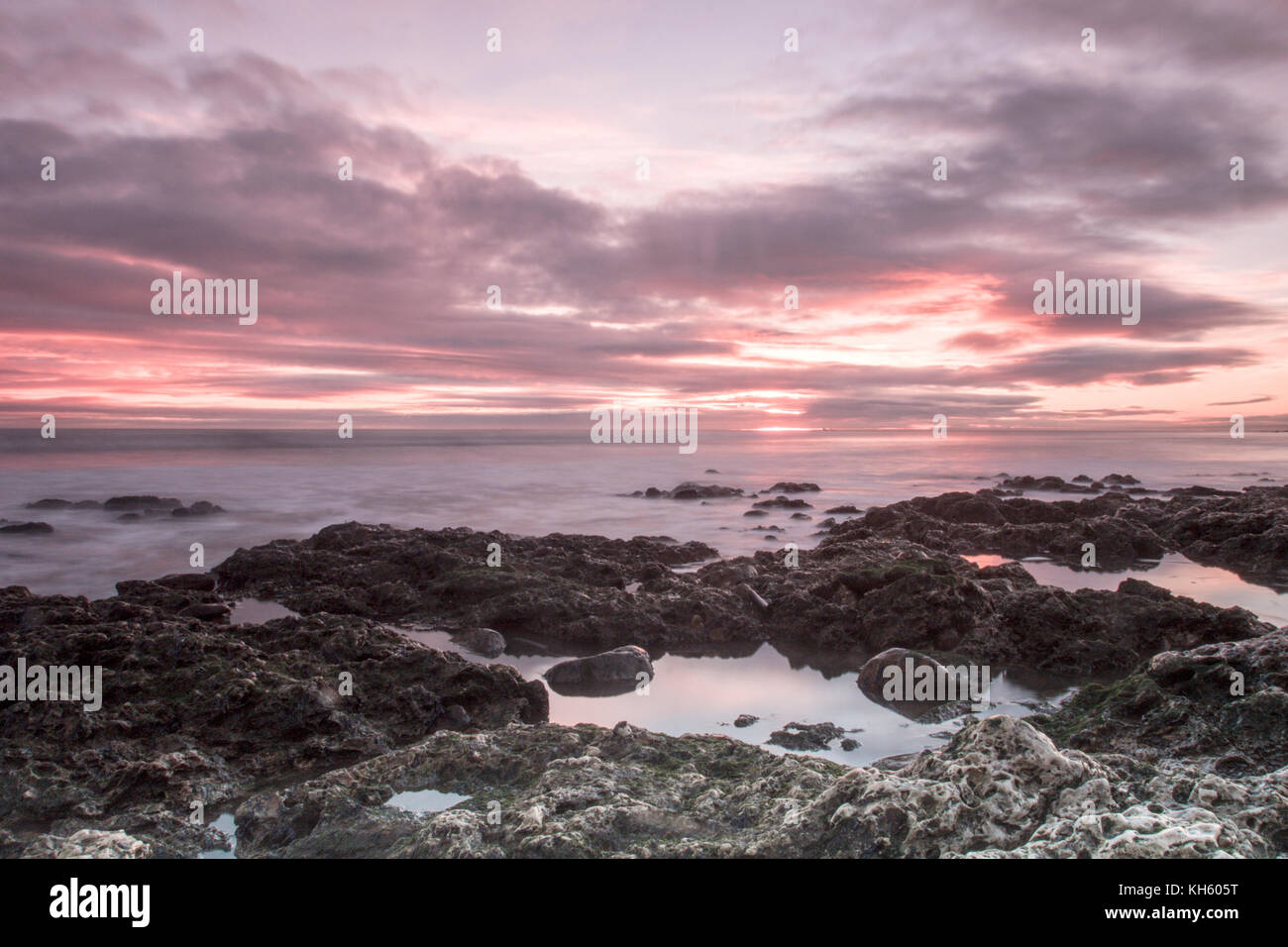 Nasen, Seaham, County Durham, UK. 14 Nov, 2017. Sonne scheint durch die Wolken an einem warmen, trockenen Morgen. Credit: Dan Cooke/Alamy leben Nachrichten Stockfoto