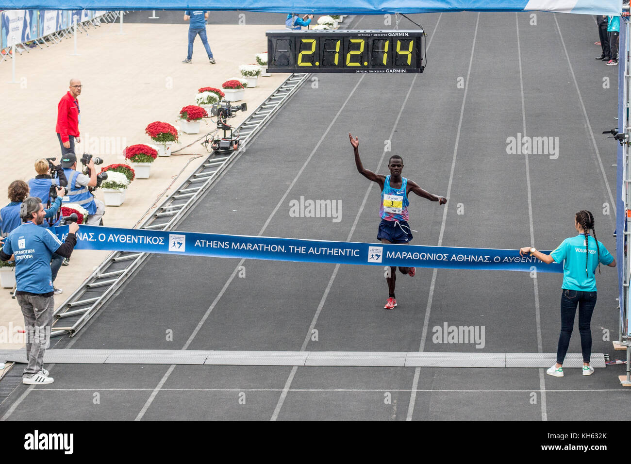 Der Sieger des Marathon-Rennens, der Kenianer Kalalei Samuel, endet im Panathinaikon-Stadion. Der Athens Authentic Marathon 35. findet heute mit mehr als 18500 Teilnehmern am Marathon-Rennen statt, einem neuen Teilnehmerrekord. Insgesamt nahmen mehr als 51000 Menschen an allen Rennen, einschließlich des Marathons, Teil. Foto: Cronos/Kostas Pikoulas Stockfoto
