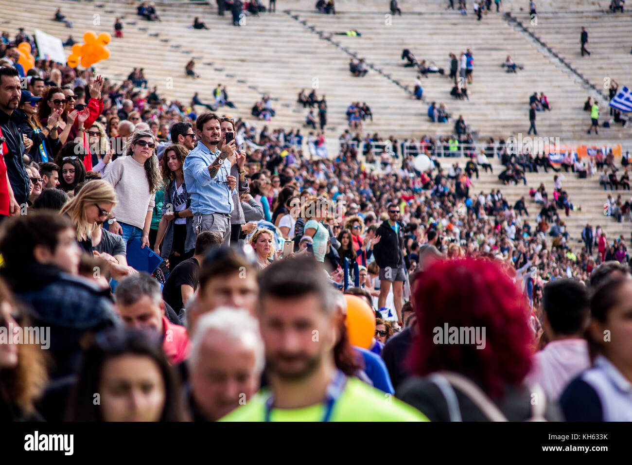 Zuschauer verfolgen die Athleten panathinaikon Stadion und das Rennen beenden. Die 35 Athen authentische Marathon findet heute statt mit mehr als 18500Menschen die Teilnahme an der Marathon Rennen, eine neue Beteiligung. insgesamt mehr als 51000 Menschen in allen Rassen einschließlich der Marathon teilgenommen. Foto: Cronos/Kostas pikoulas Stockfoto