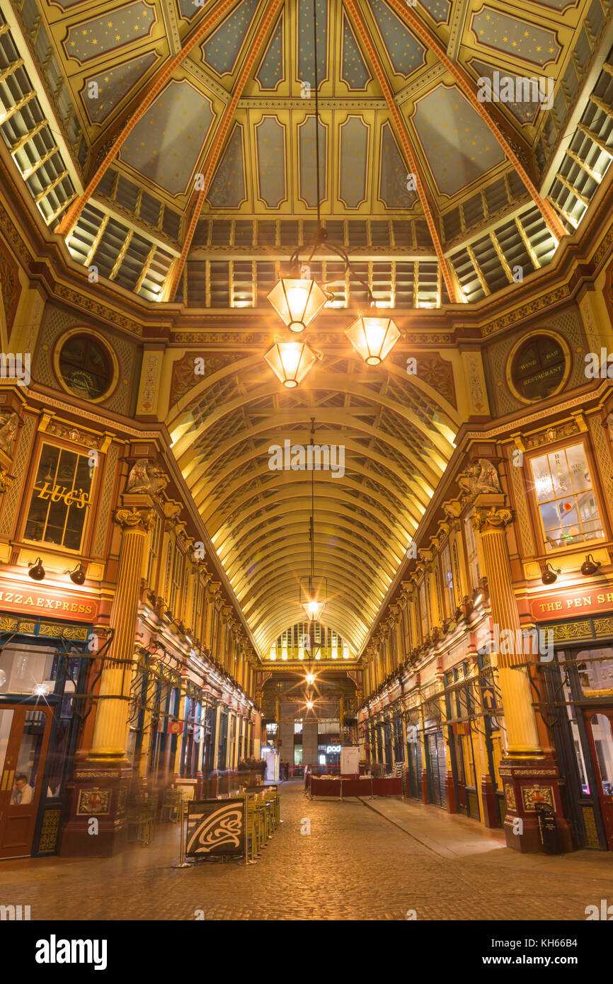 London, Großbritannien - 18 September, 2017: Die Galerie der Leadenhall Market in der Nacht. Stockfoto