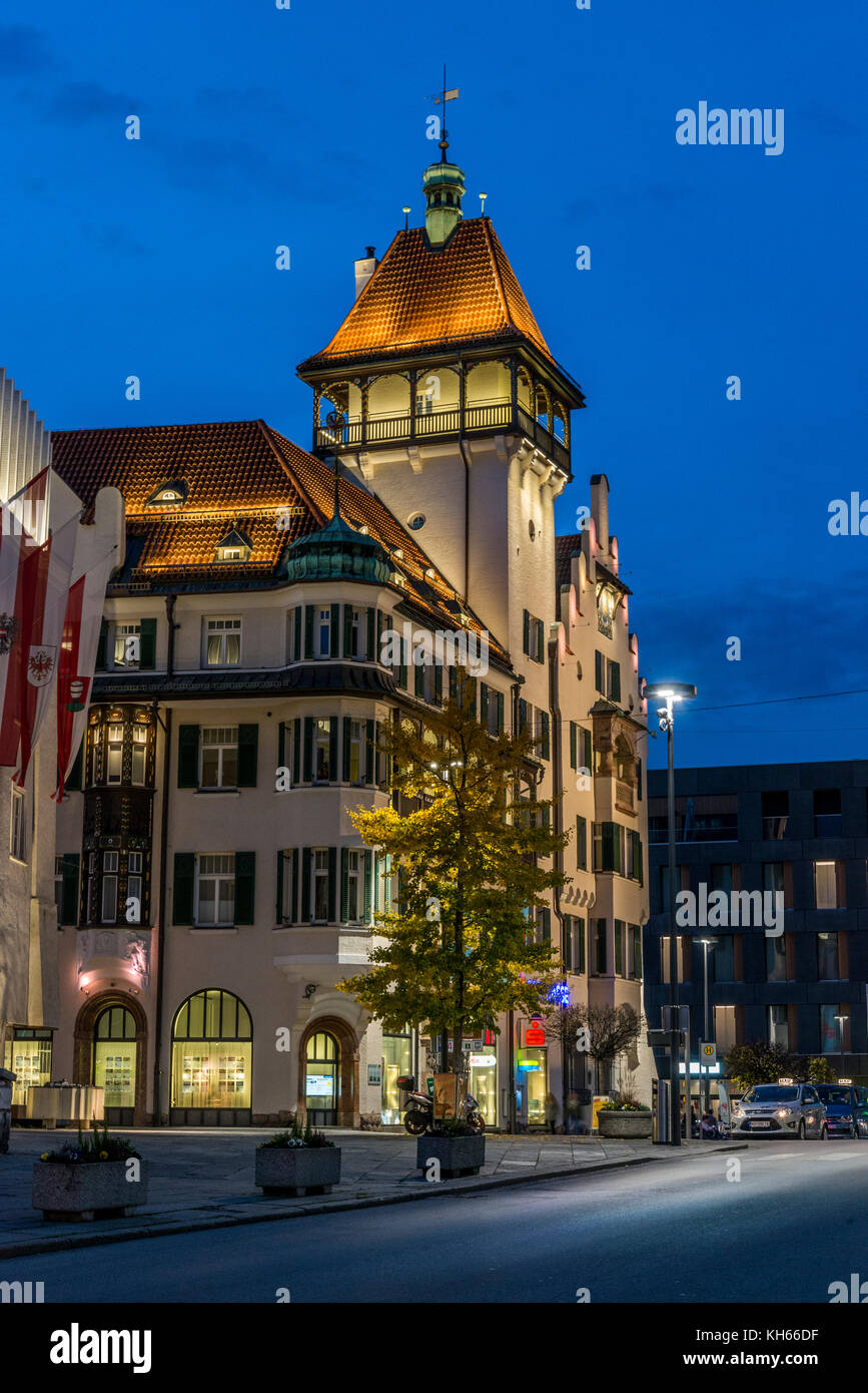 Straßenszene in der alten mittelalterlichen Stadt Kufstein an der Grenze zum österreichischen Tirol und Bayern. Stockfoto