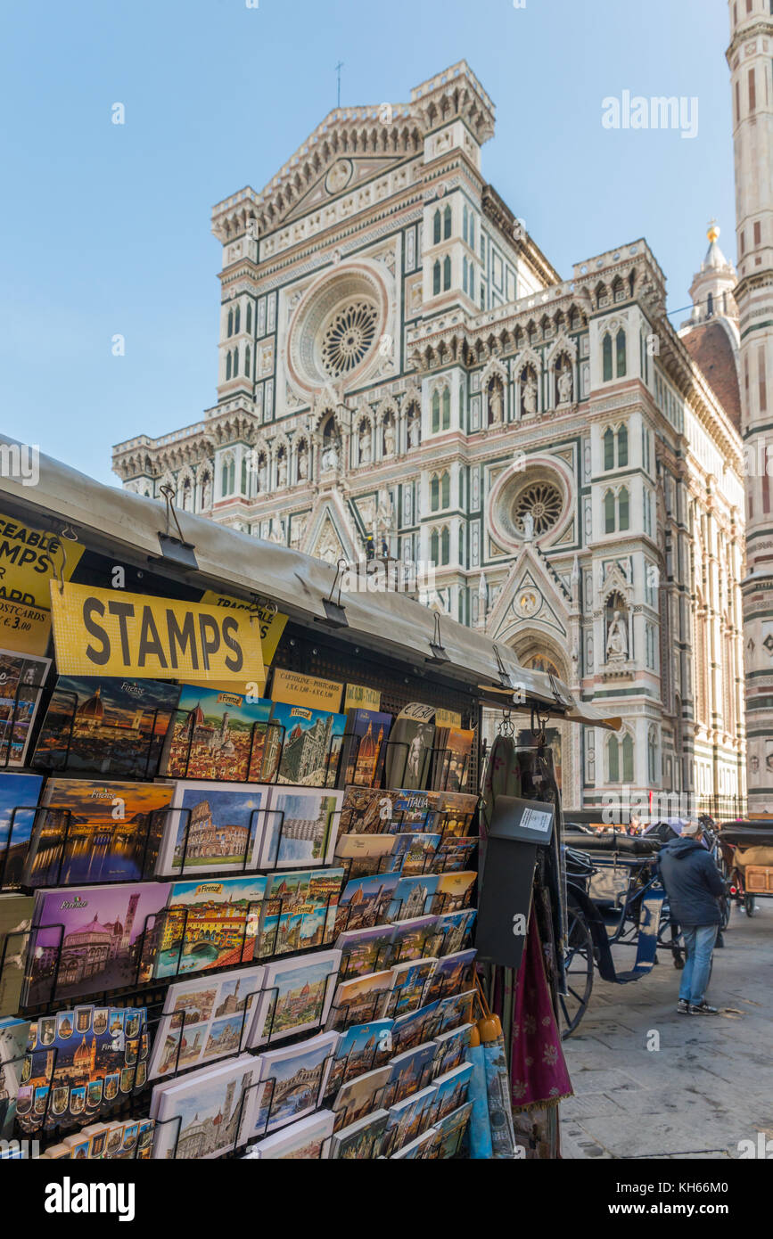 Florenz, Italien - 31. Oktober 2017: Souvenirs zum Verkauf vor Florenz ikonischen Kathedrale Santa Maria del Fiore Stockfoto