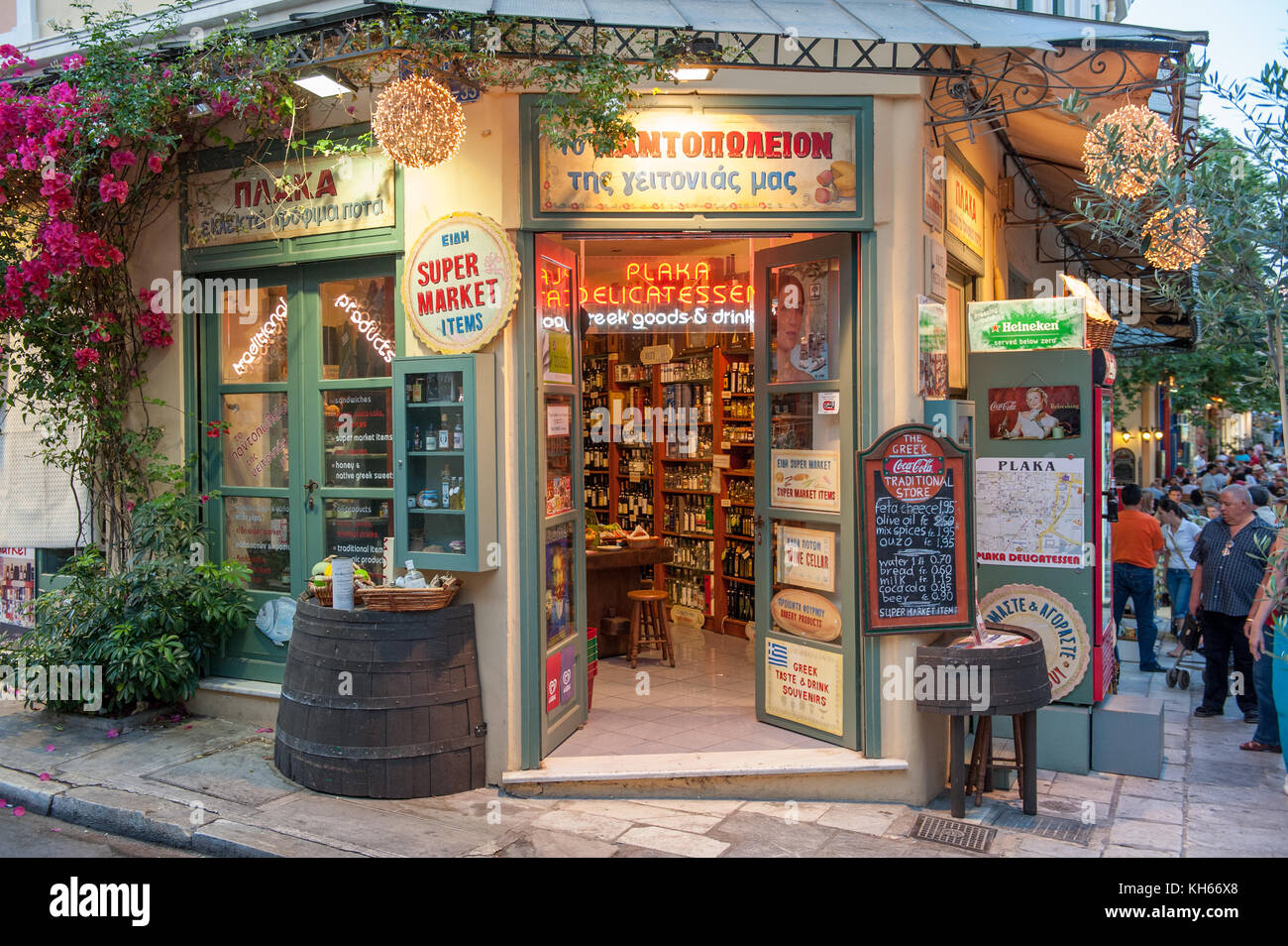 Vintage Shop in der Dämmerung in der Plaka, der malerischen Umgebung des alten historischen Athen zwischen Akropolis und Syntagma entfernt Stockfoto