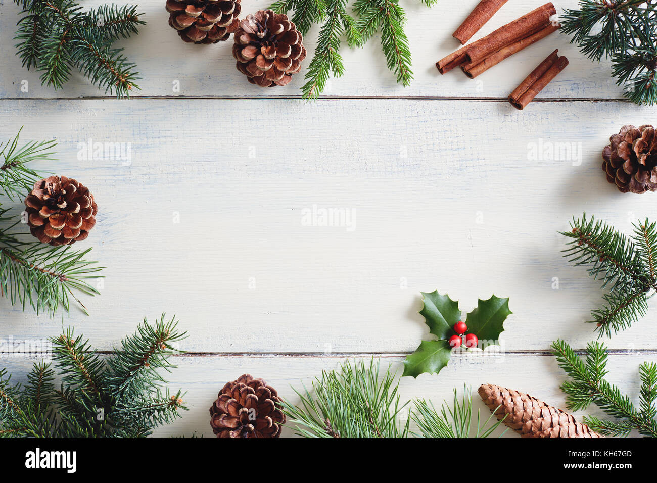 Weihnachtshintergrund mit Weihnachtsdekorationen auf weißem Holztisch. Stockfoto