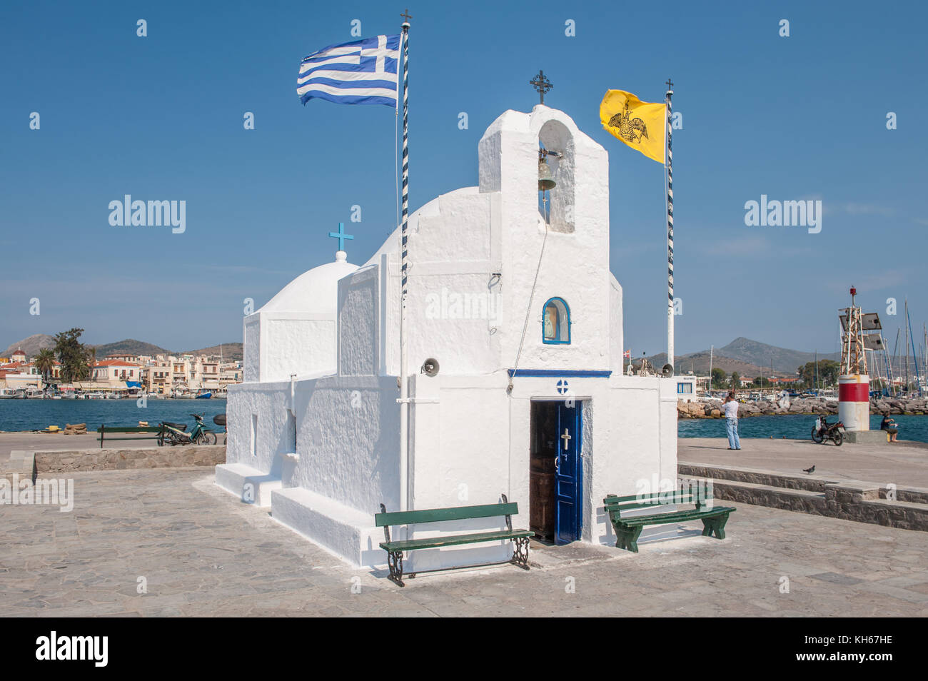 Kleine griechische Kapelle am Hafen von Ägina. Ägina ist eine griechische Insel in der Ägäis, die zu den Saronischen Inseln gehört. Stockfoto