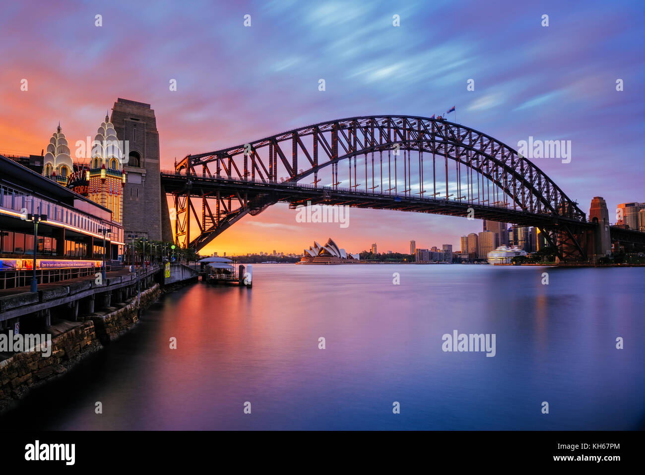 Die Harbour Bridge und das Opernhaus von Sydney bei Sonnenaufgang, Milsons Point, Sydney, New South Wales, Australien Stockfoto