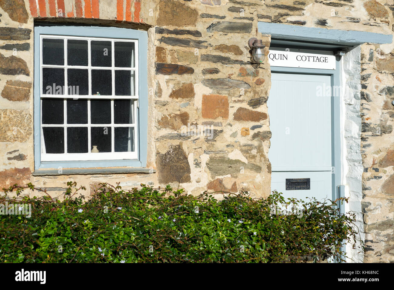 Winzige Dorf Port Quin in der Nähe von Port Isaac an der Spitze einer felsigen Inlet an der Küste von Cornwall, North Cornwall, Großbritannien, wo die National Trust Eigenschaft hat. Stockfoto