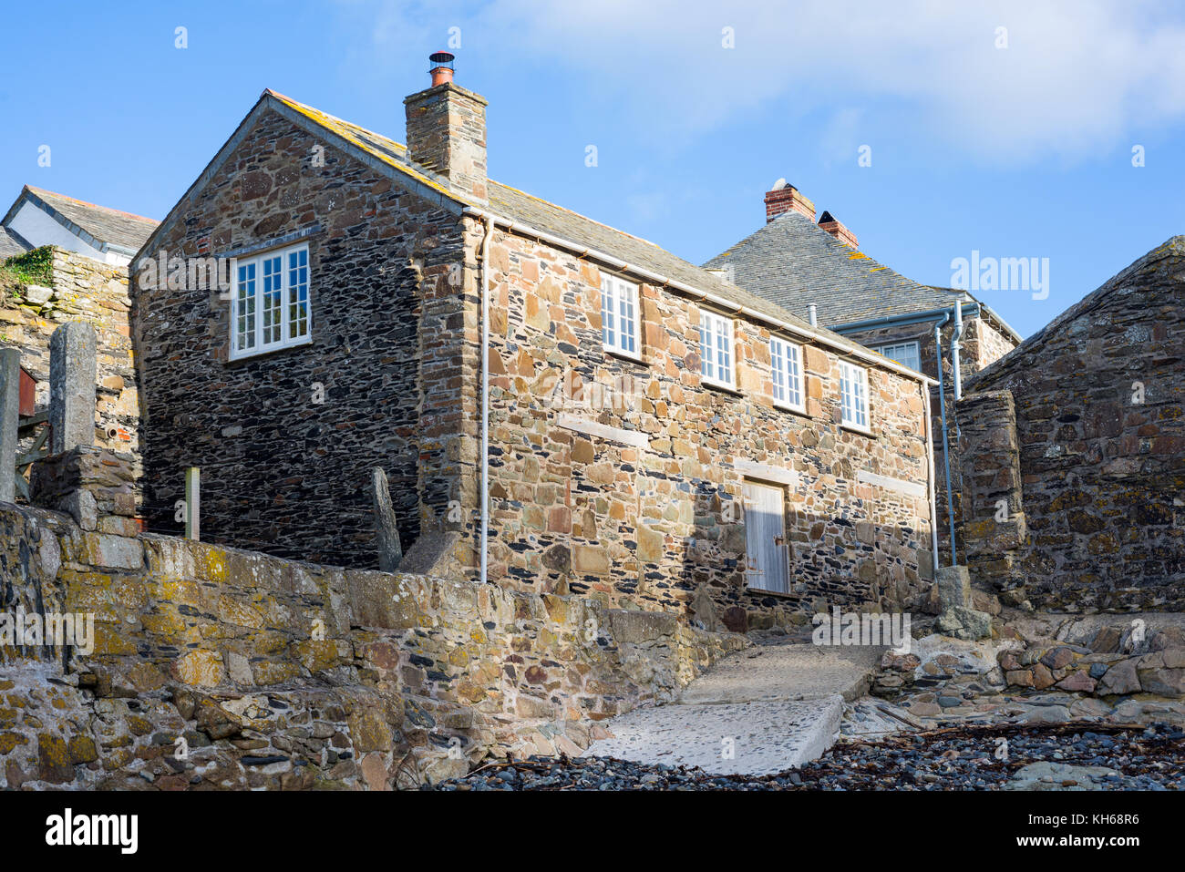 Winzige Dorf Port Quin in der Nähe von Port Isaac an der Spitze einer felsigen Inlet an der Küste von Cornwall, North Cornwall, Großbritannien, wo die National Trust Eigenschaft hat. Stockfoto