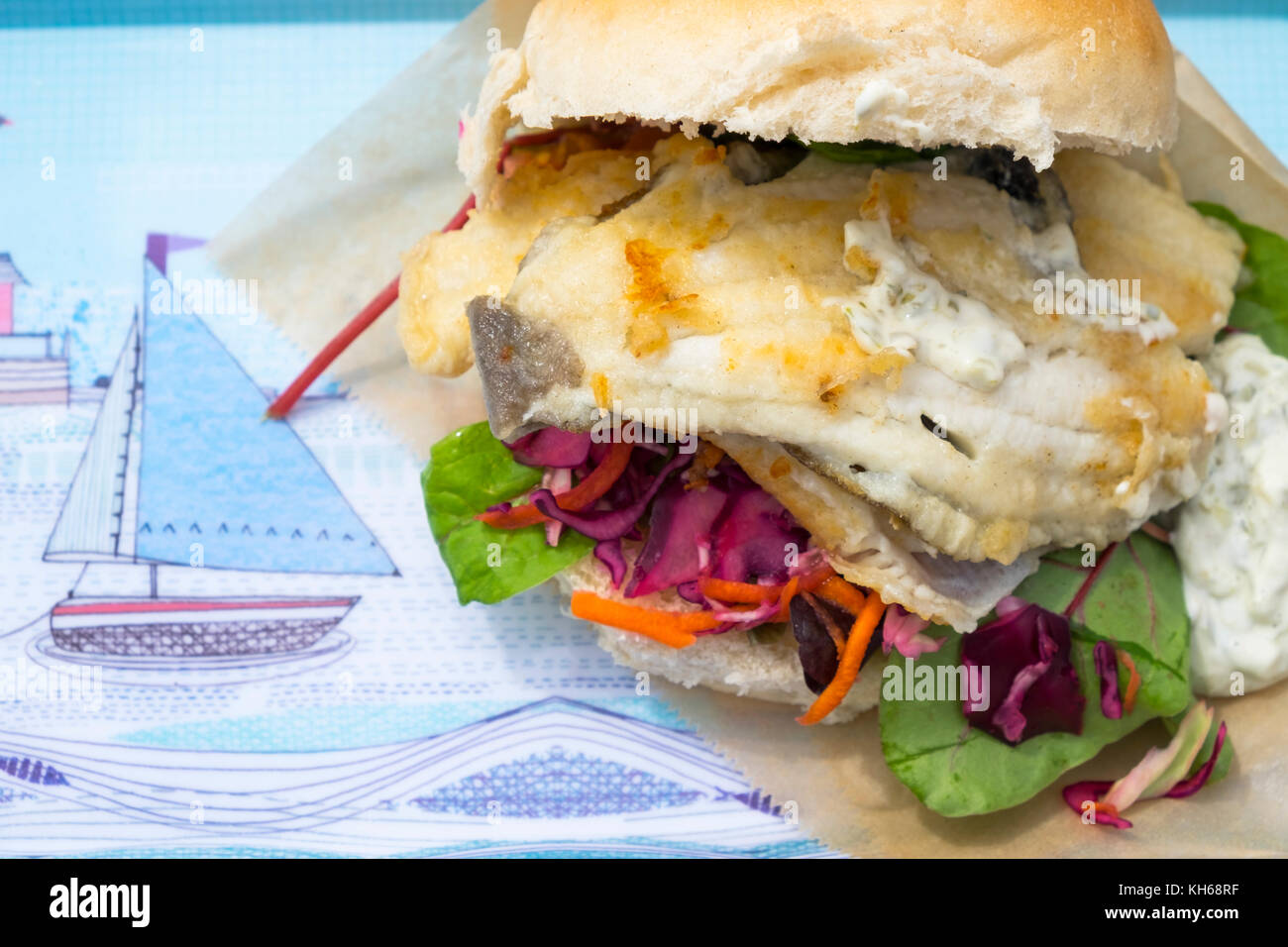 Fishermans roll im Dungeness Snack Shack Fisch Hütte, Kent serviert. Stockfoto