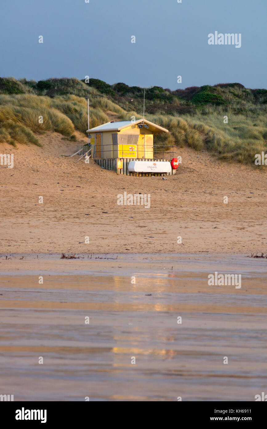 Gelbe Life guard Station am Strand von Constantine Bay, North Cornwall, UK, außerhalb der Saison und geschlossen. Stockfoto