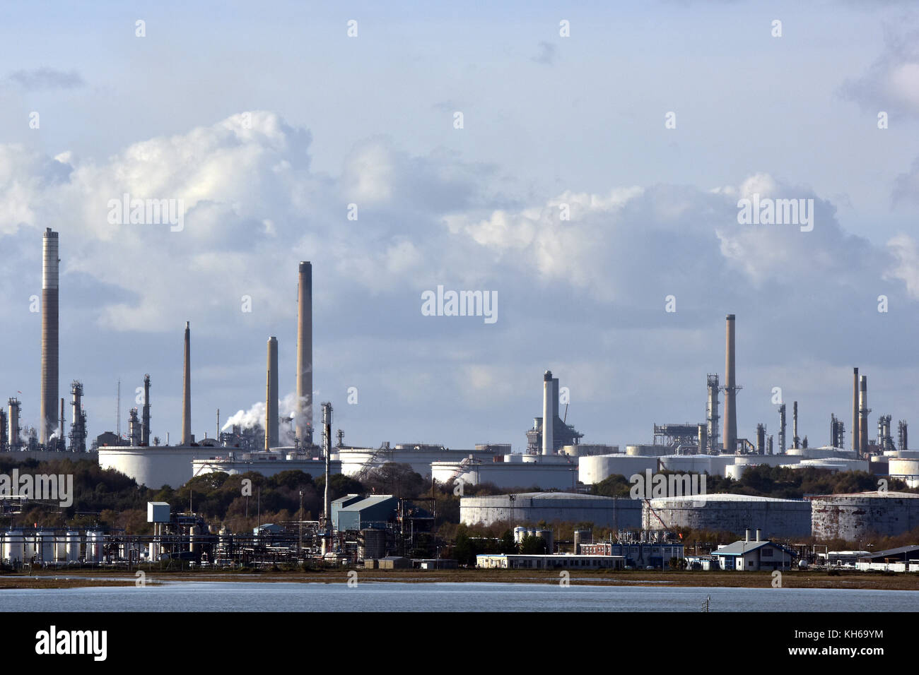 Die Verarbeitung von Öl und Gas und Erdöl Raffinerie in Fawley auf Wasser auf dem Solent Southampton, Hampshire. petrochemische Anlagen. Stockfoto