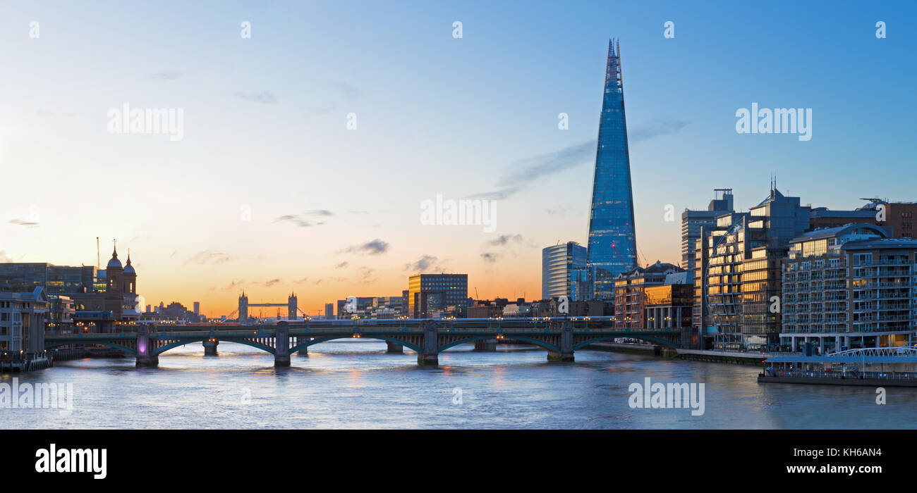 London - Die Brücken und Wolkenkratzer Shard auf morgen Abend. Stockfoto