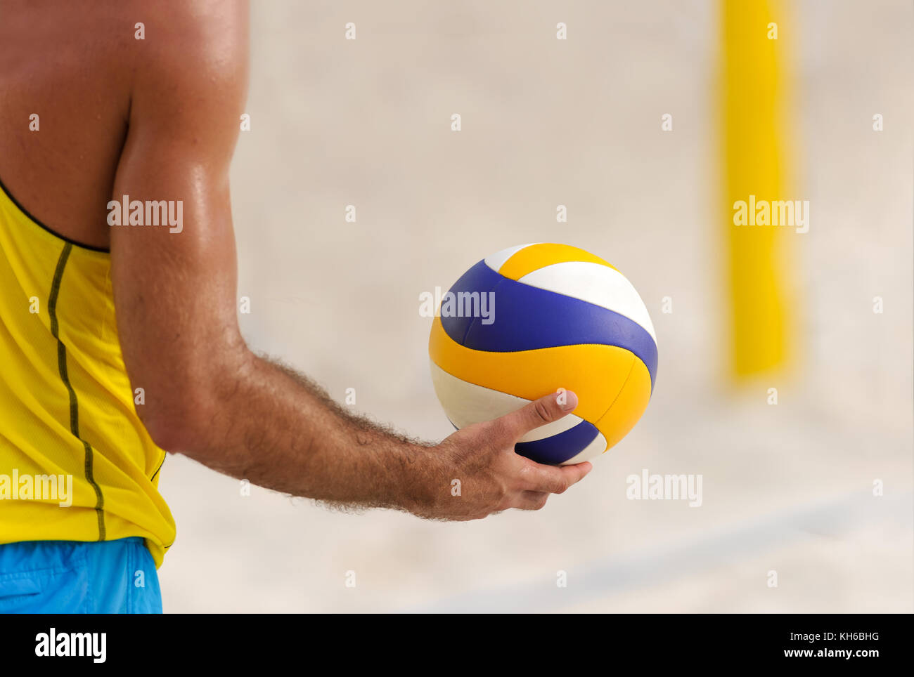 Volleyball ist eine männliche Volleyball Spieler fertig, den Ball zu dienen. Stockfoto