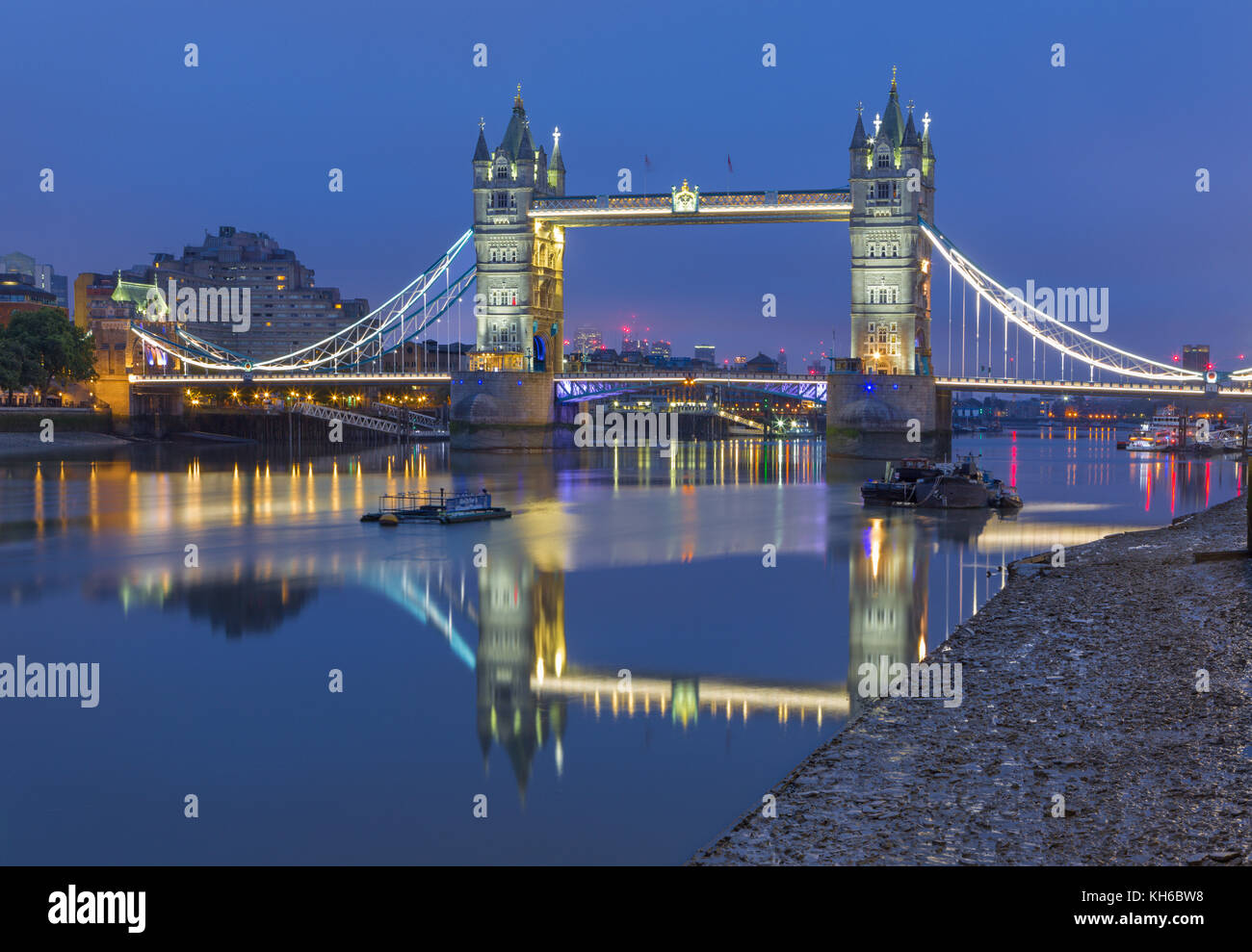 London, Großbritannien - 19 September, 2017 - die Tower Bridge in der Abenddämmerung. Stockfoto