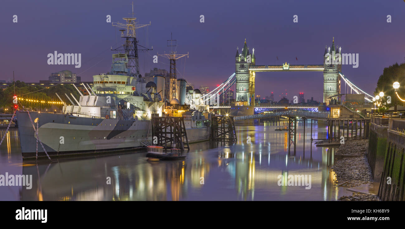 London, Großbritannien - 17. September 2017: Das Panorama der Tower Bridge und Cruiser Belfast in der Abenddämmerung. Stockfoto