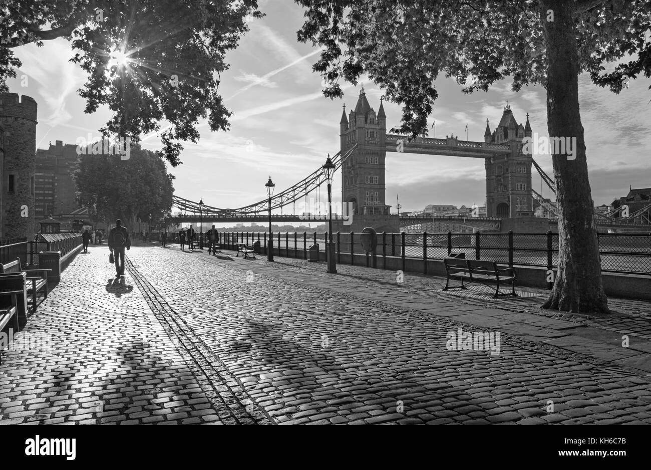London, Großbritannien - 20 September, 2017: Die Promenade und die Tower Bridge im Morgenlicht. Stockfoto