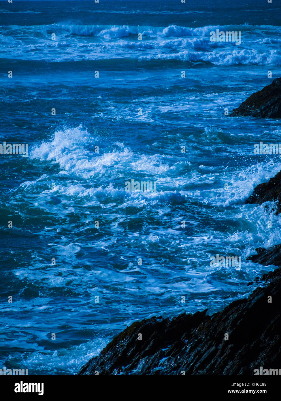 Stilisiertes / behandeltes Bild von rauher See / raue Meereswellen vor Newquay in Cornwall. Stockfoto