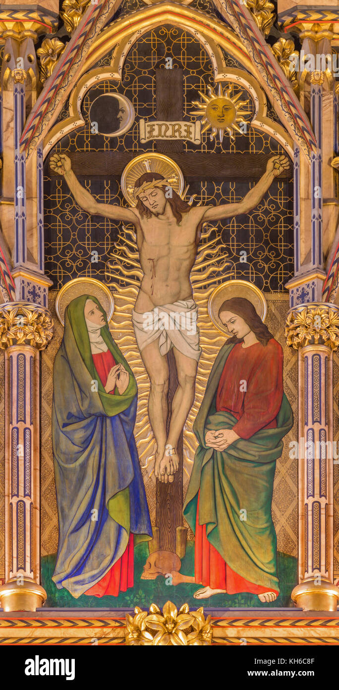 London, Großbritannien - 15 September, 2017: Die neo-gotischen Kreuzigung Malerei auf dem Holz in der Kirche Allerheiligen von ninian comper (1864 - 1960). Stockfoto