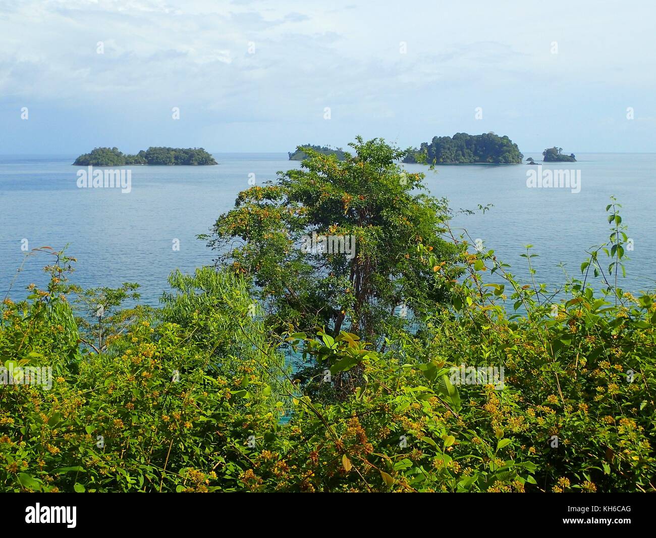 Ein Blick vom Mirador de la Estacion gambute über islas Cocos, Parque Nacional de Isla Coiba, Panama Stockfoto