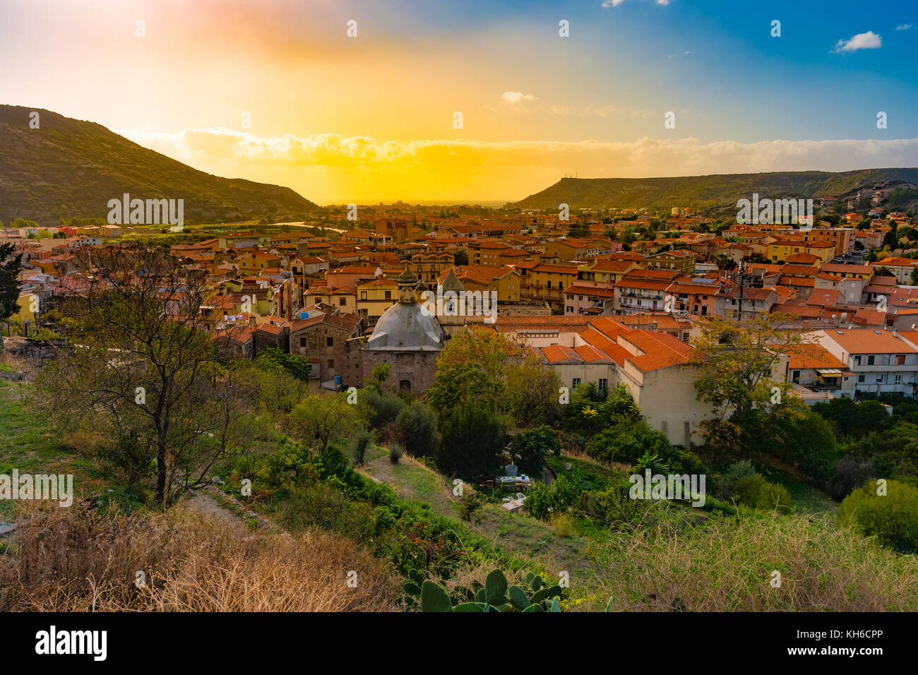 Panorama Bosa, Gemeinde in der Provinz von Oristano, Region Sardinien, Italien. schönen und bunten Foto von alter Architektur. Stockfoto