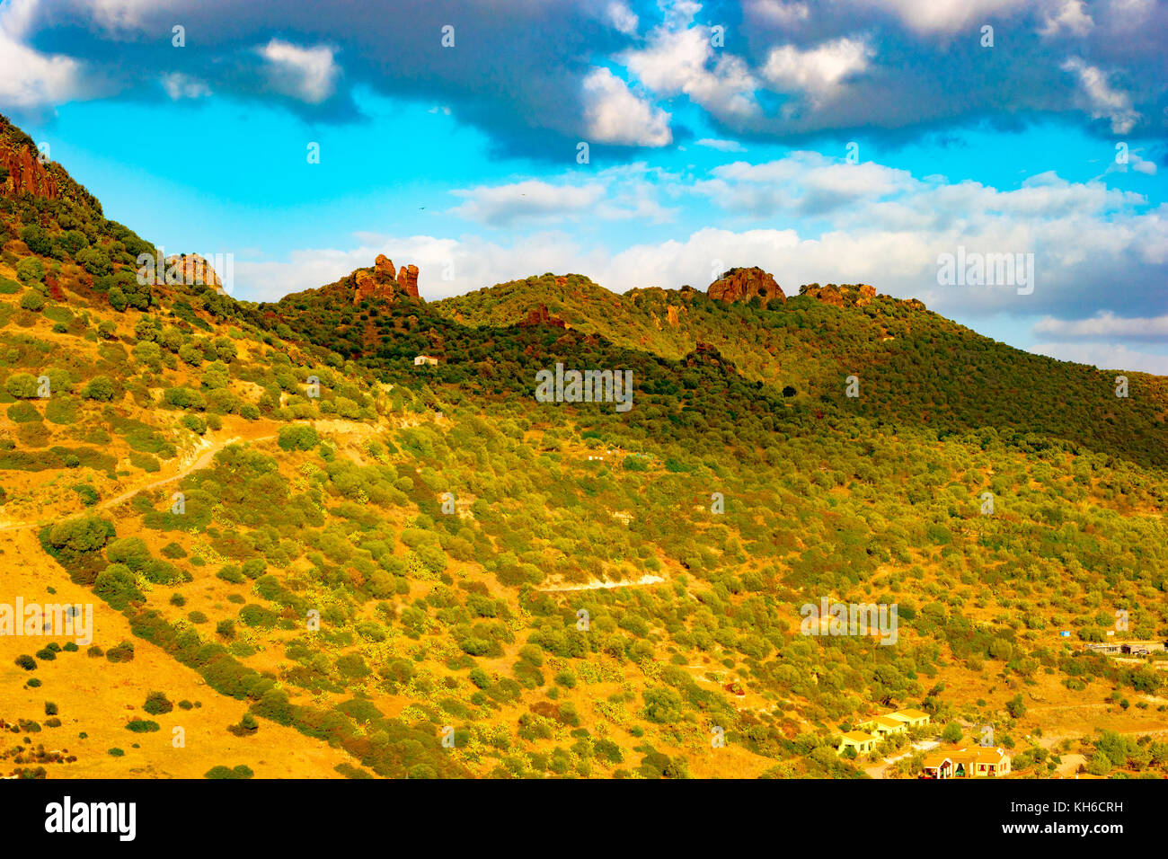 Berge in der Nähe von bosa, Gemeinde in der Provinz von Oristano, Region Sardinien, Italien. schönen und bunten Foto von alter Architektur. Stockfoto