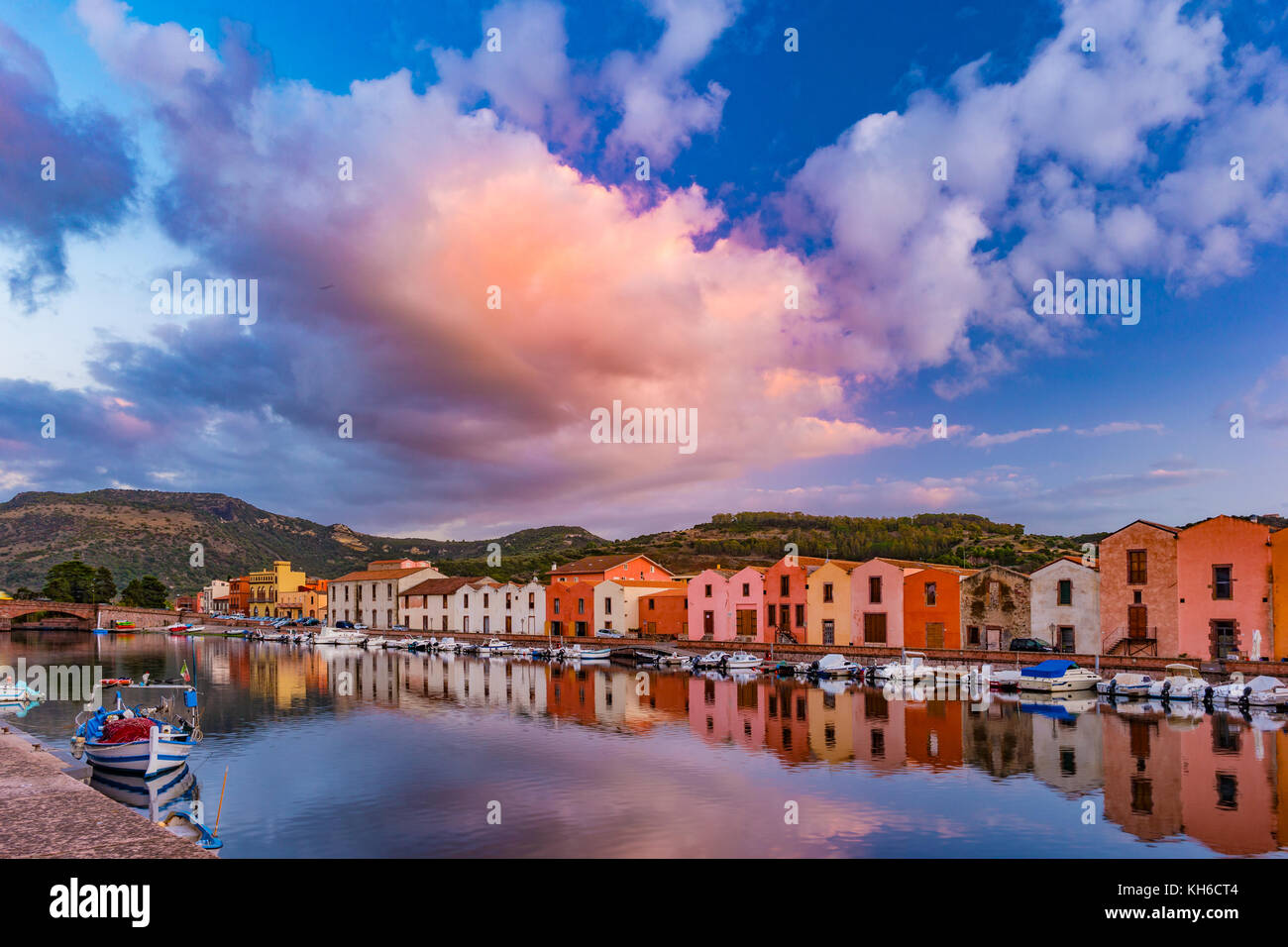 Bosa, Gemeinde in der Provinz von Oristano, Region Sardinien, Italien. schönen und bunten Foto von alter Architektur. Stockfoto