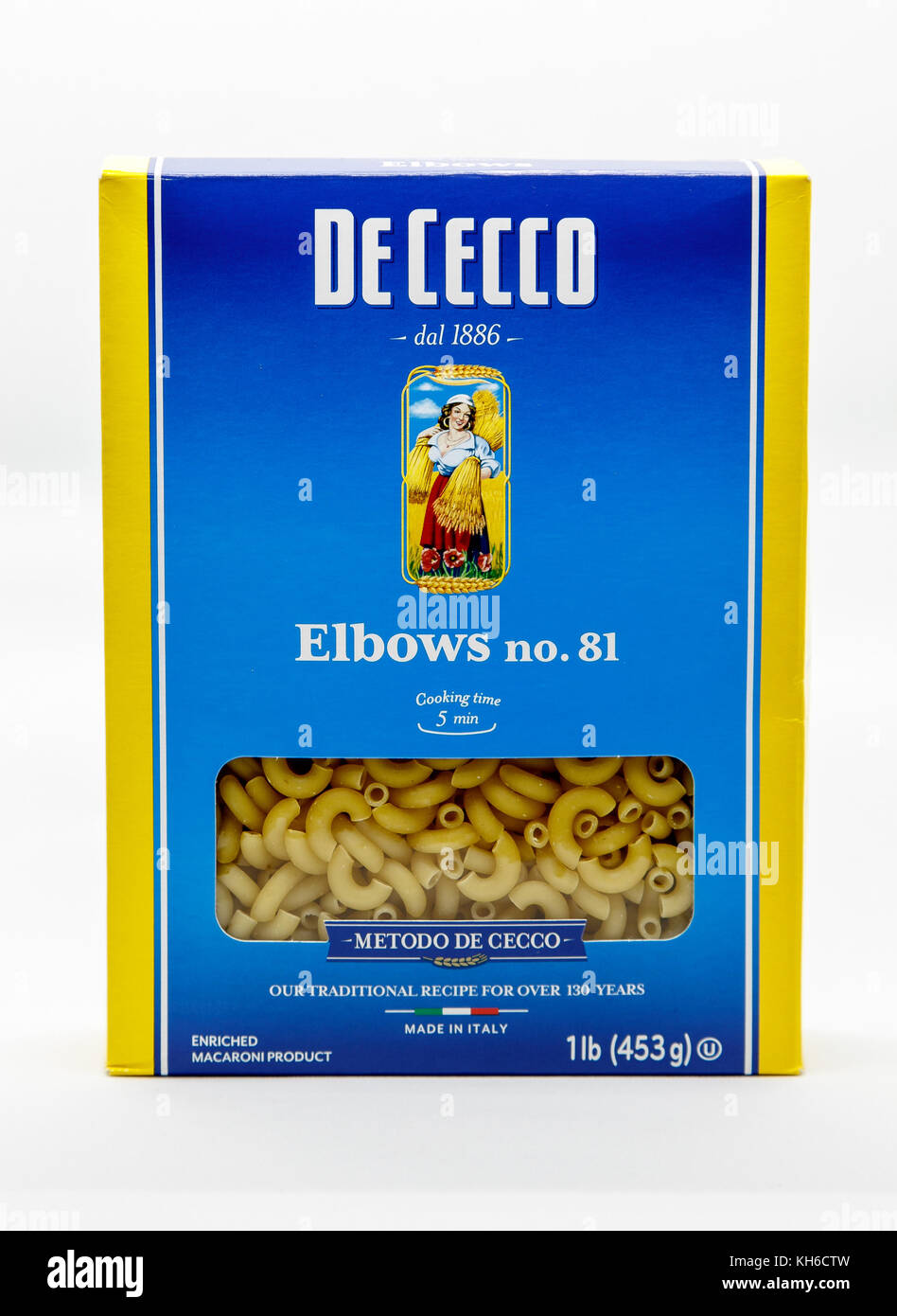 Paket von De Cecco Ellbogen Nummer 80 eine Pasta gegen den weißen Hintergrund. Stockfoto