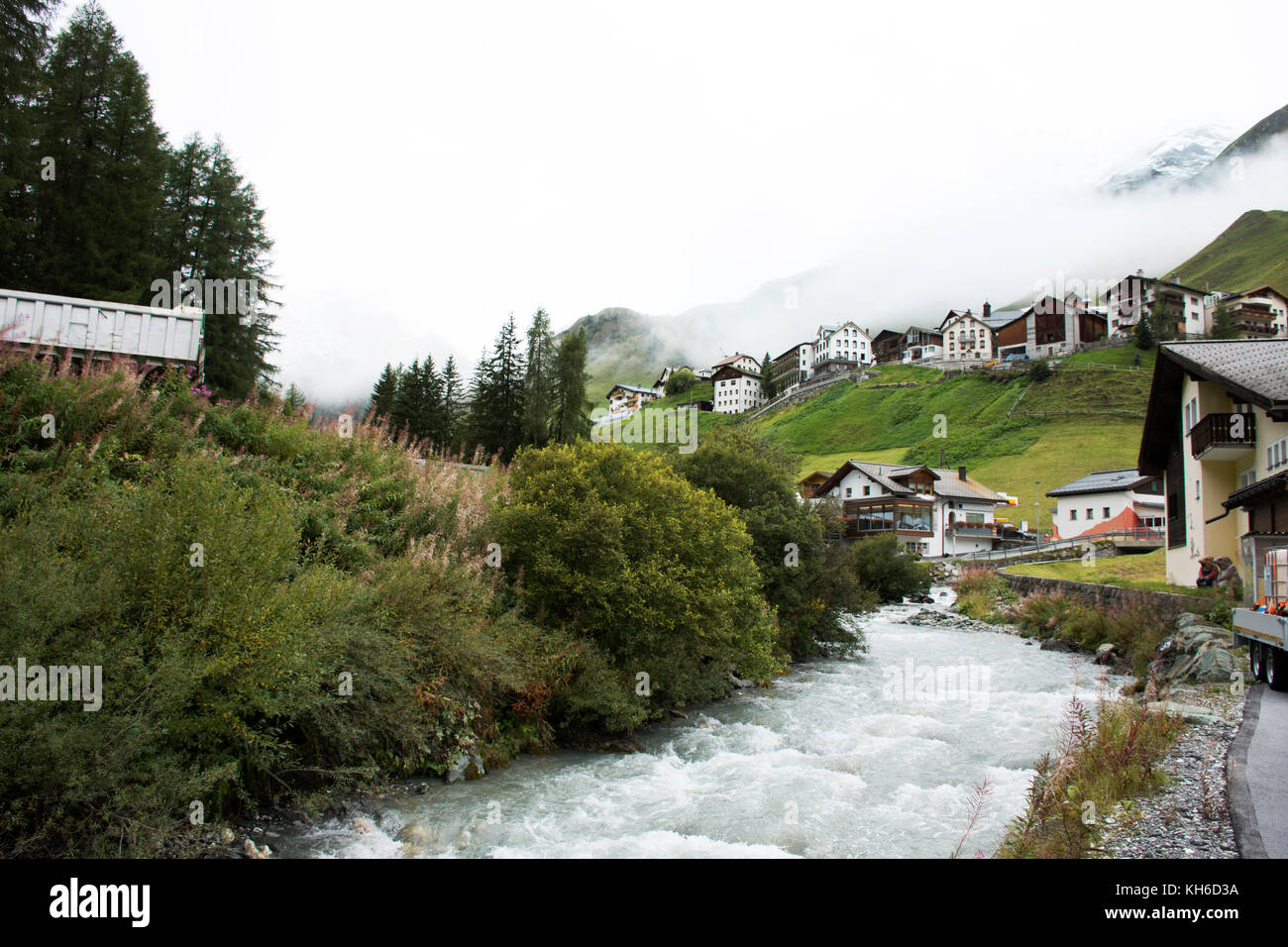 Stream und Gletscher von den Alpen höchsten und größten Gebirge in Dörfern der Gemeinde Ramosch und tschlin in der Nähe von Samnaun einer hochalpinen vi vorbei fließende Stockfoto