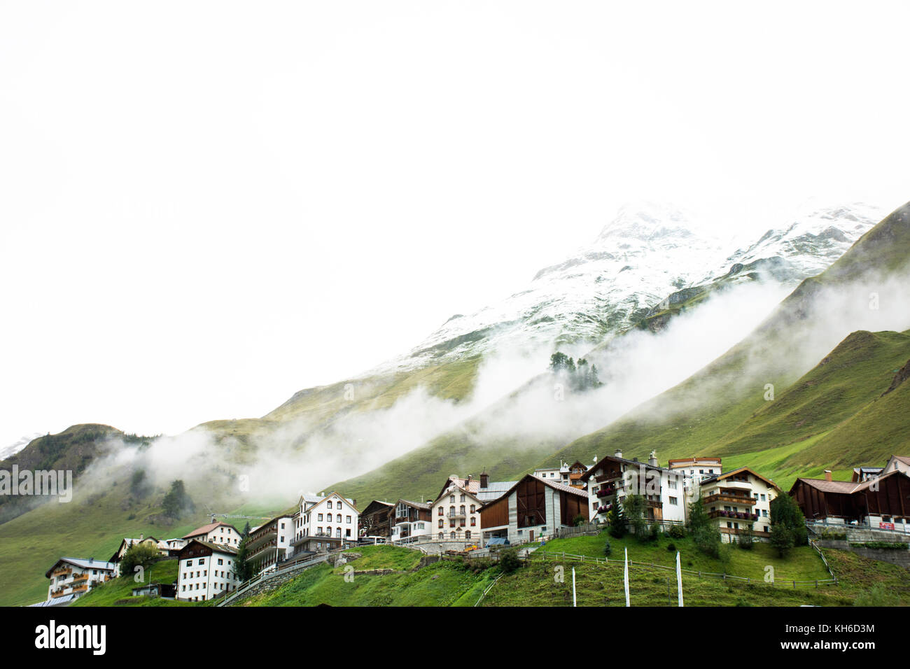 Dörfer der Gemeinde Ramosch und tschlin an neben der Straße zwischen gehen nach Samnaun ist ein High Alpine Village und ein Tal am östlichen Ende von Graubünden Region in Stockfoto