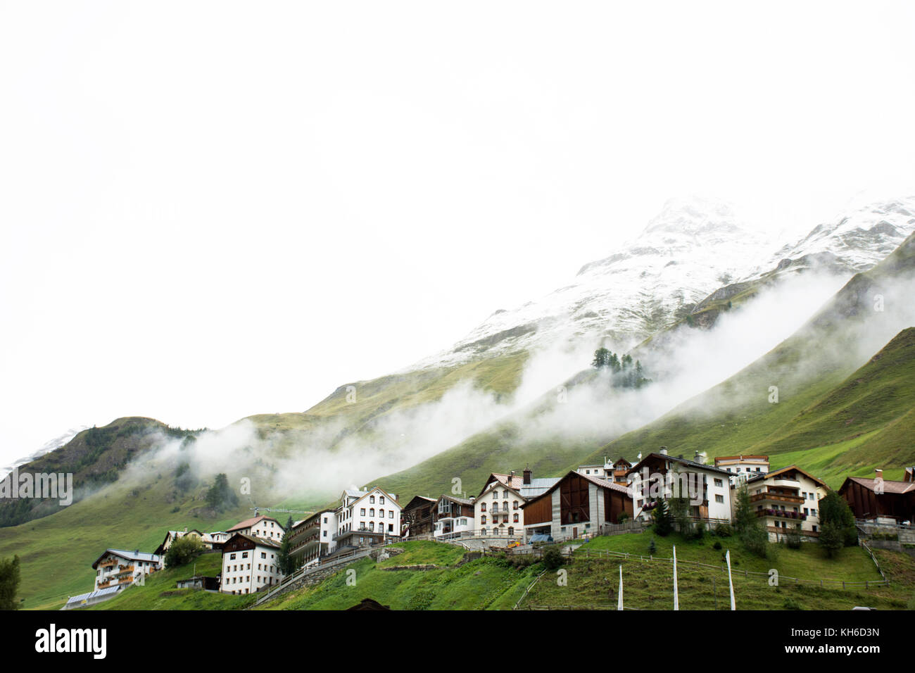 Dörfer der Gemeinde Ramosch und tschlin an neben der Straße zwischen gehen nach Samnaun ist ein High Alpine Village und ein Tal am östlichen Ende von Graubünden Region in Stockfoto