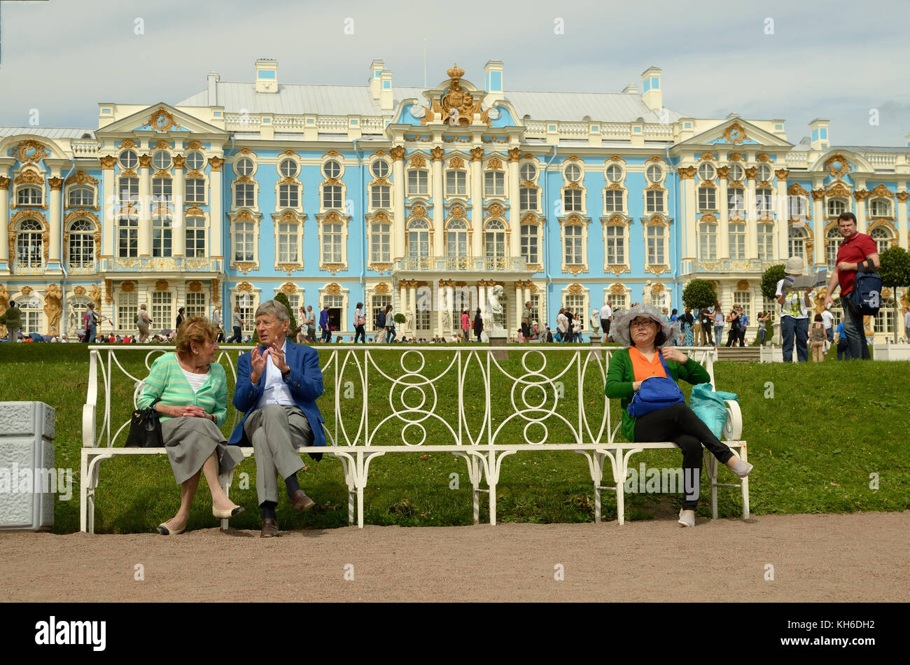23.06.2016. Russland. puschkin. Die catherine Palace. Touristen, die auf der Richtbank. Stockfoto