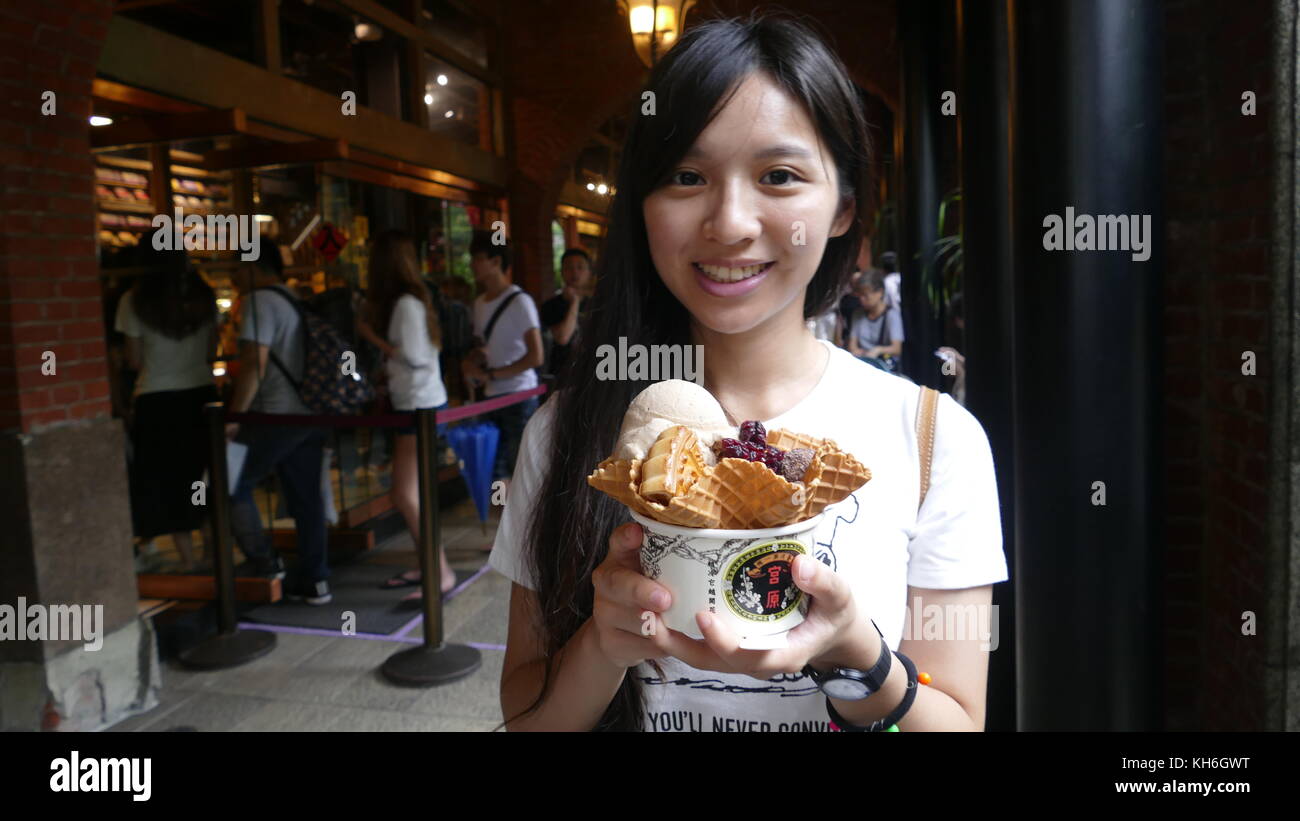 Miyagi Augenheilkunde, Taiwan: Juli 2016 - populäre Augenheilkunde essen Eis das alte Haus, Eis, Vielfalt und Geschmack sehr reine Stockfoto