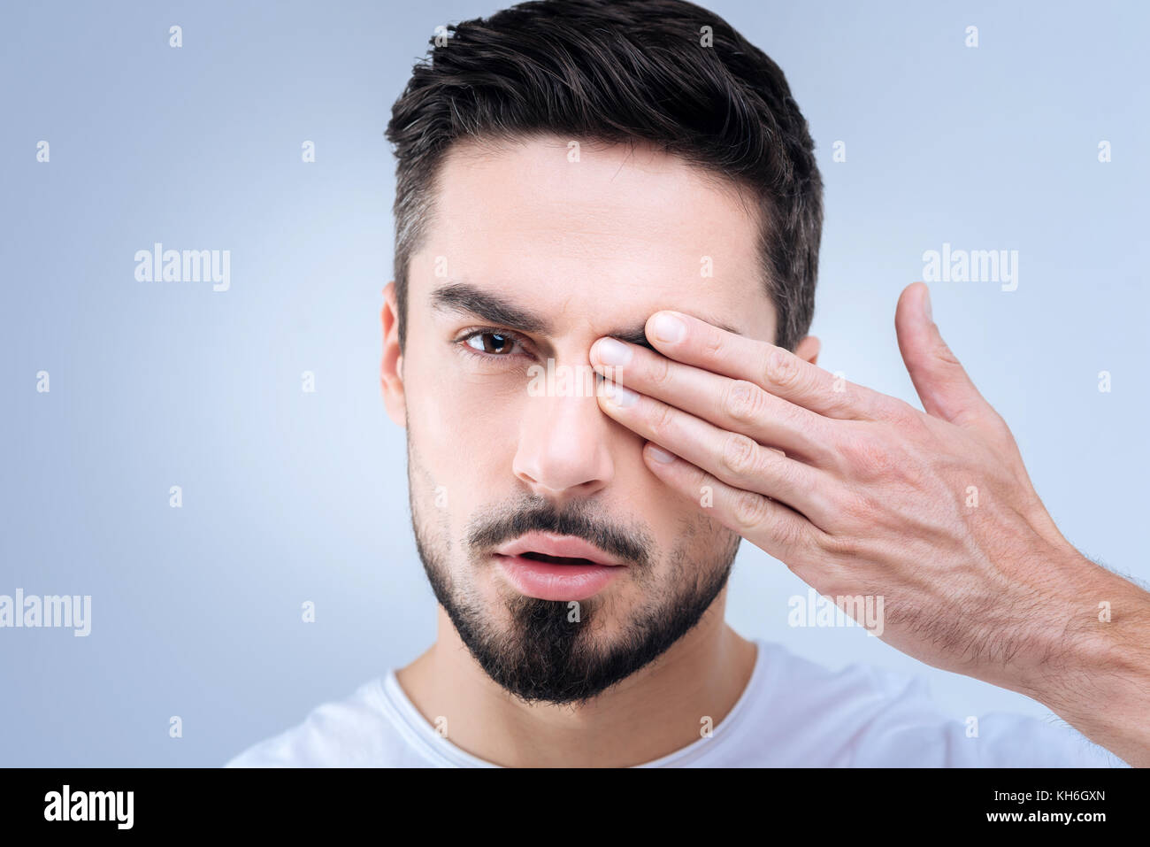 Die jungen Patienten prüfen sein Sehvermögen in einem örtlichen Krankenhaus Stockfoto