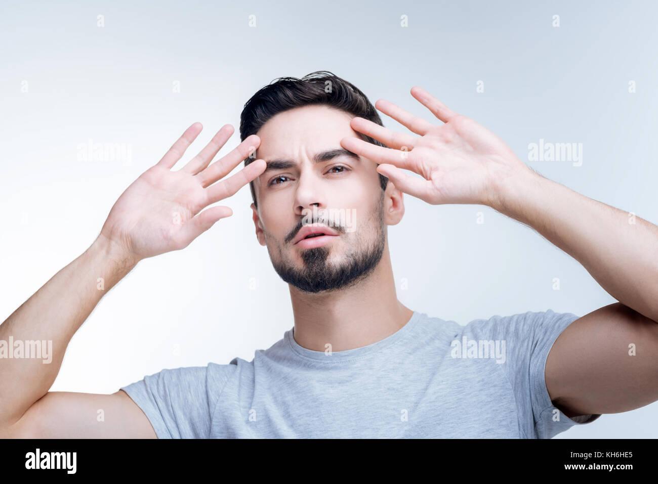 Junge begabte Schriftsteller auf der Suche nach Inspiration, während allein zu sein. Stockfoto