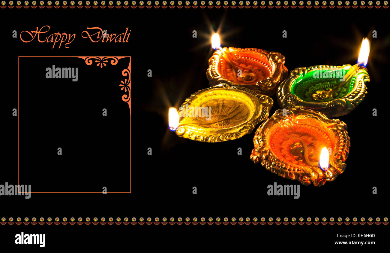 Diwali bunte brennen Ton diya Lampen in dunklen Hintergrund mit Raum isoliert für Grüße Inhalt Stockfoto