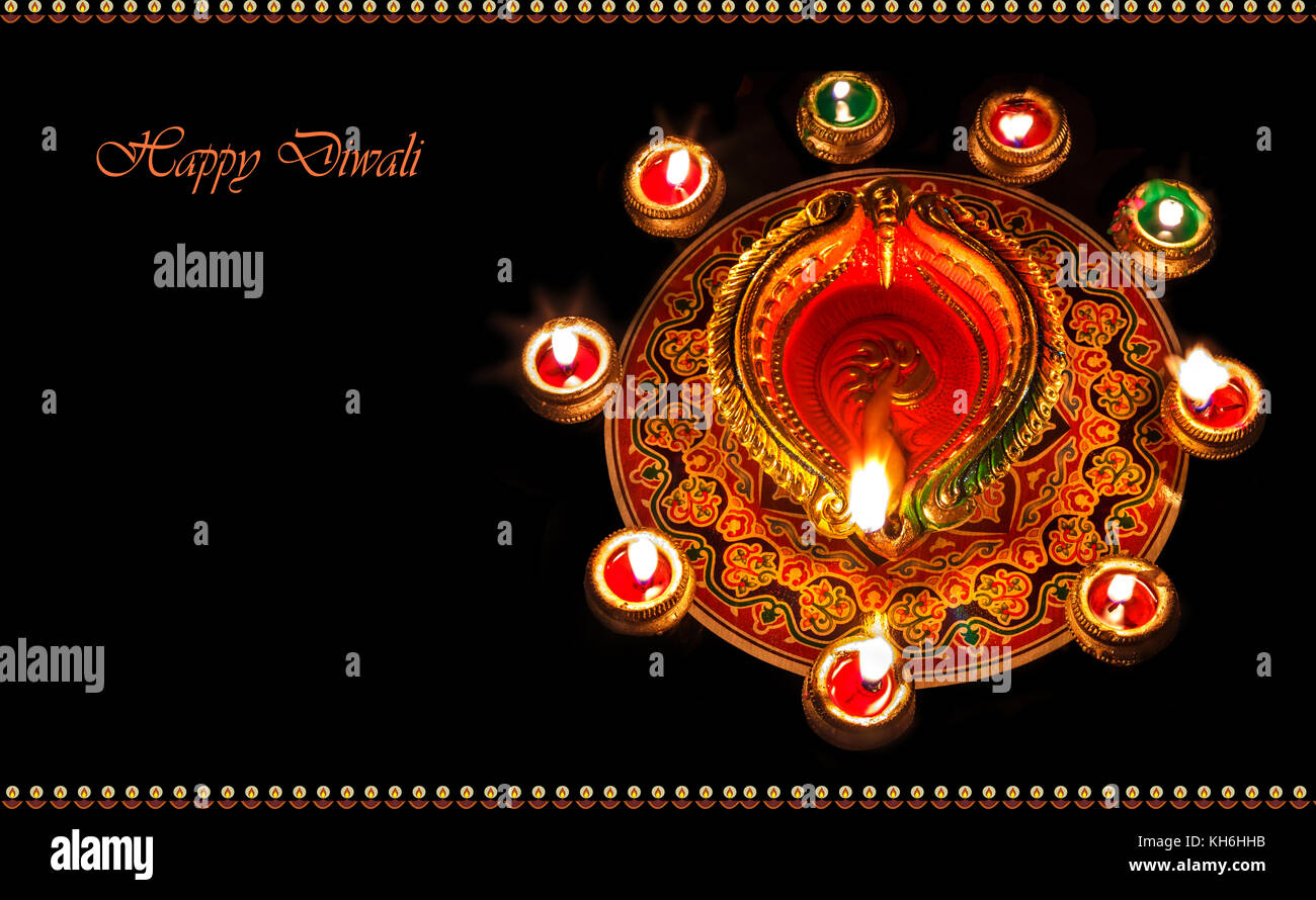 Diwali Ton diya Lampen mit rangoli Dekorationen für Festival Hintergrund Inhalt Stockfoto