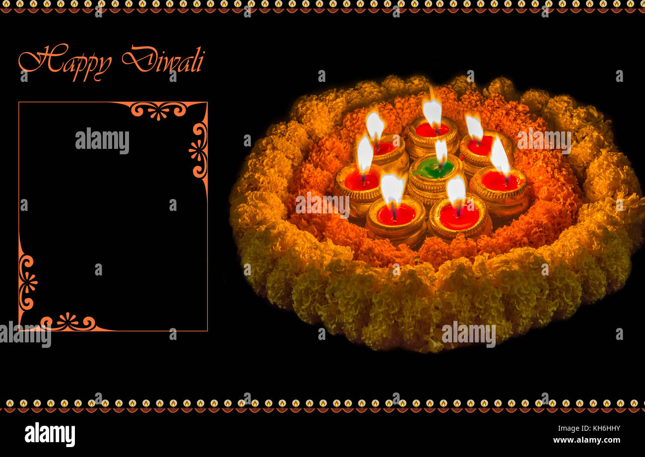 Diwali Ton diya Lampen mit Blumenschmuck in dunklen Hintergrund Stockfoto