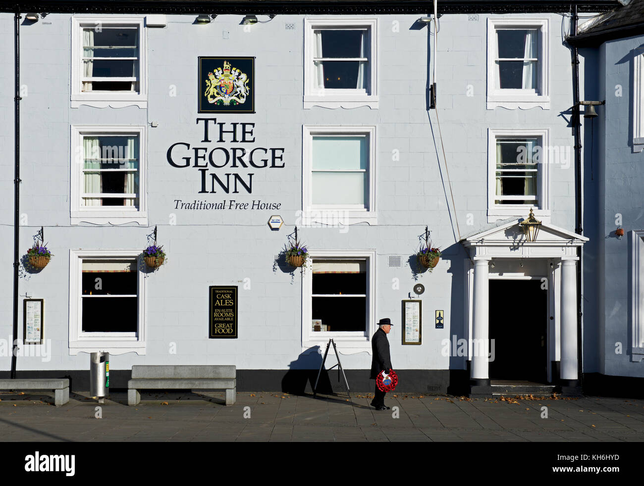 Mann, der Kranz vor der George Inn, Selby, North Yorkshire, England, Großbritannien Stockfoto