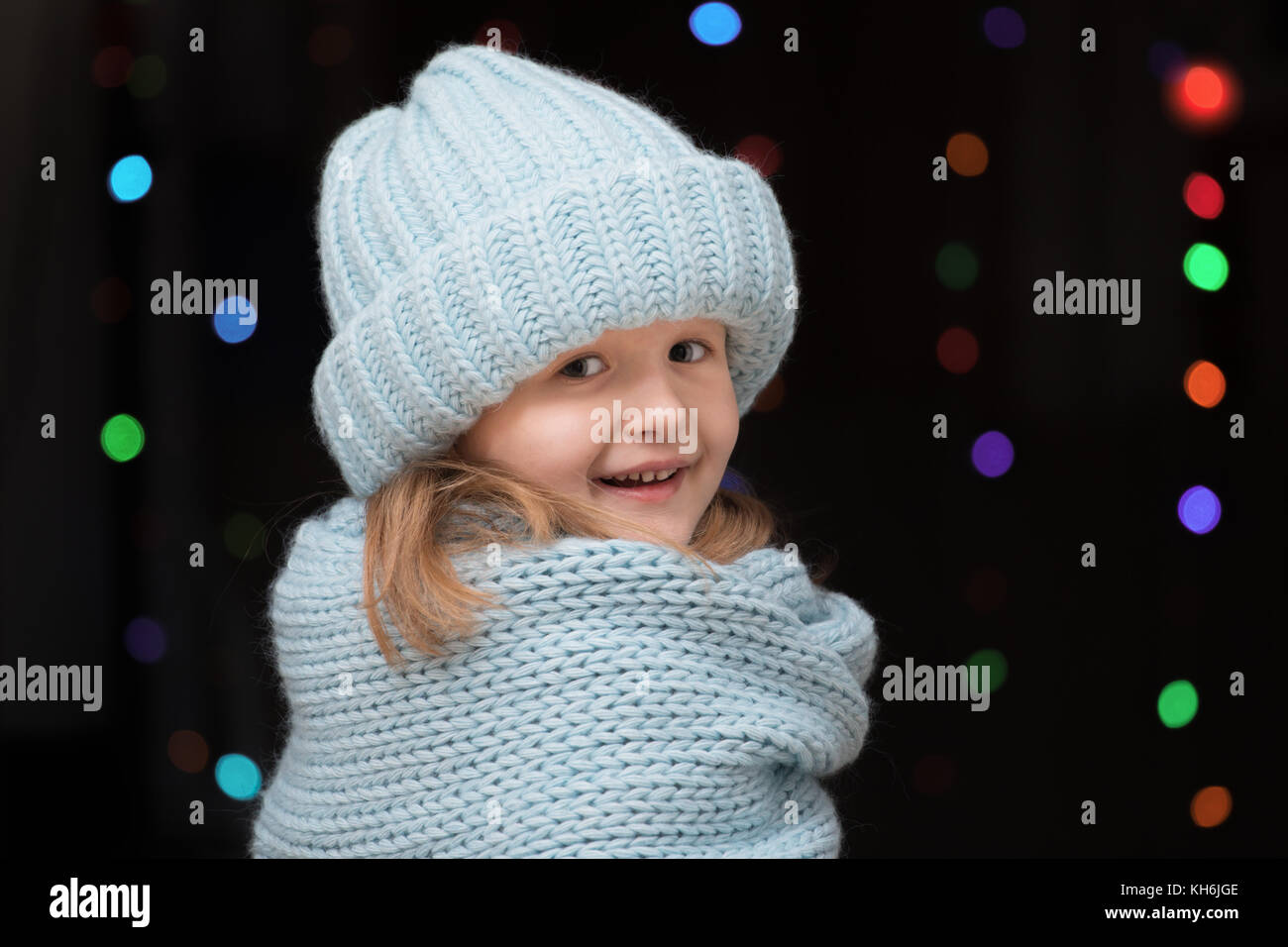 Porträt eines Kindes Mädchen im Winter Blue gestrickte Mütze und Schal Stockfoto