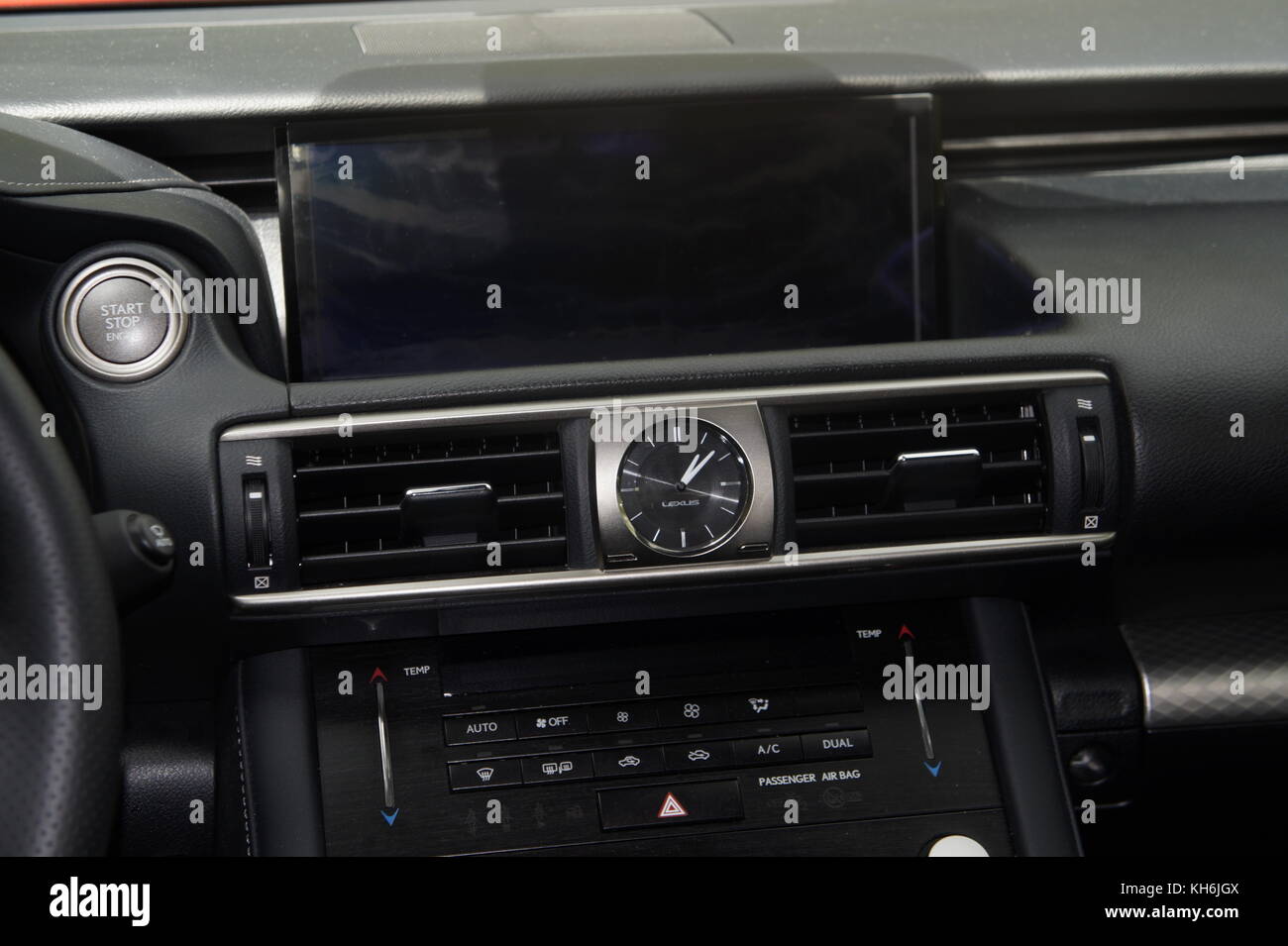 Lexus IS 200 t f Sport-Cockpit, Instrumententafel Stockfoto