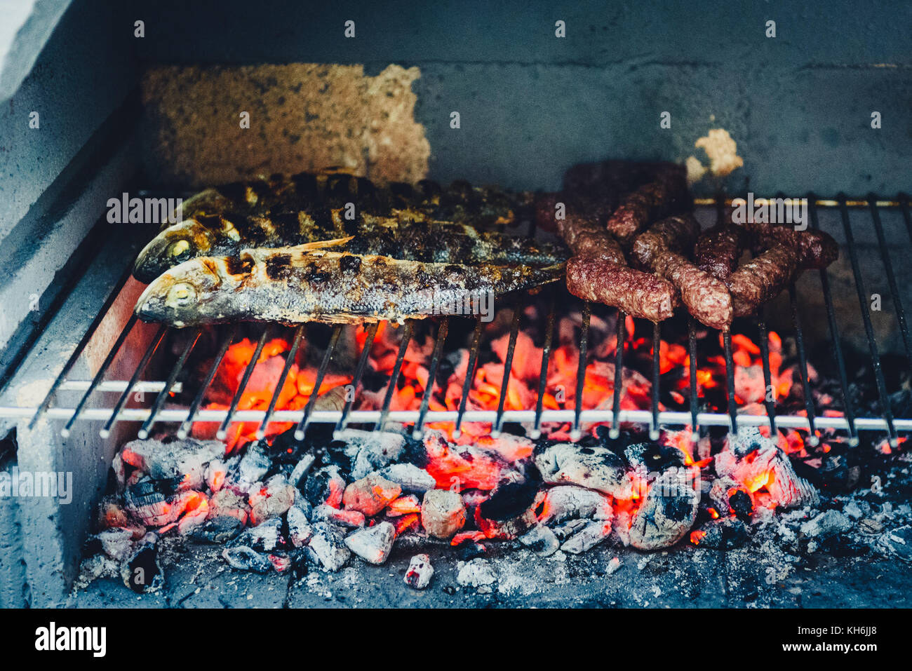 Grill eingebauten Grill Kamin mit Fisch und chevaps. Konkrete Grill Kamin  Garten Kamin in Kroatien Stockfotografie - Alamy