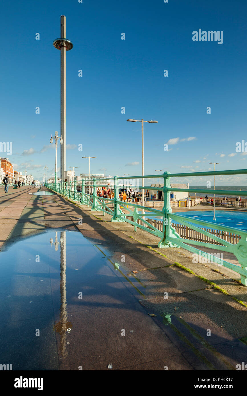 Küste von Brighton, East Sussex, England. i360 Tower in der Ferne. Stockfoto