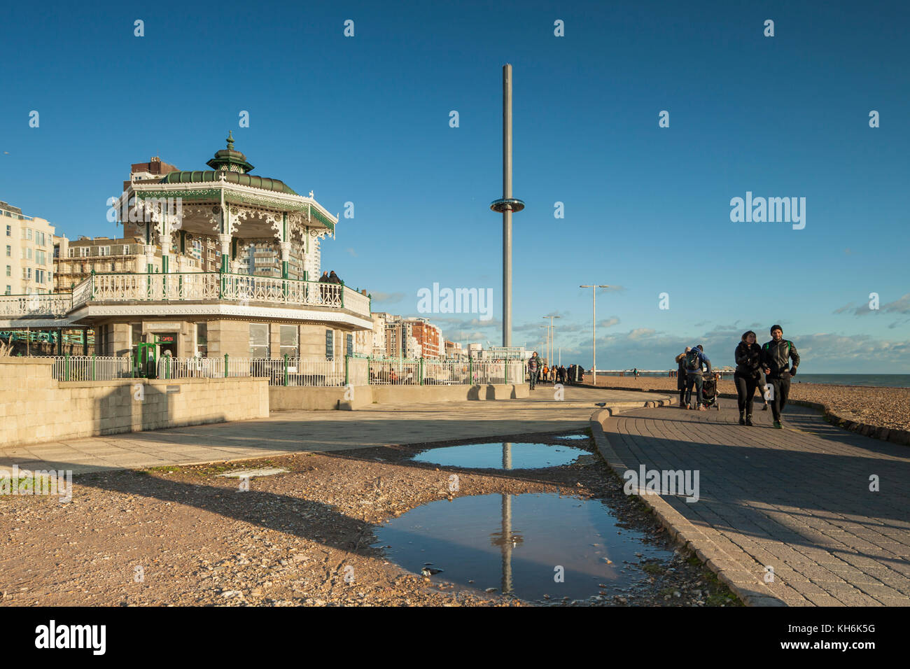 Herbst am Nachmittag direkt an der Meeresküste von Brighton, England. Der Musikpavillon und ich 360 Turm in der Ferne. Stockfoto