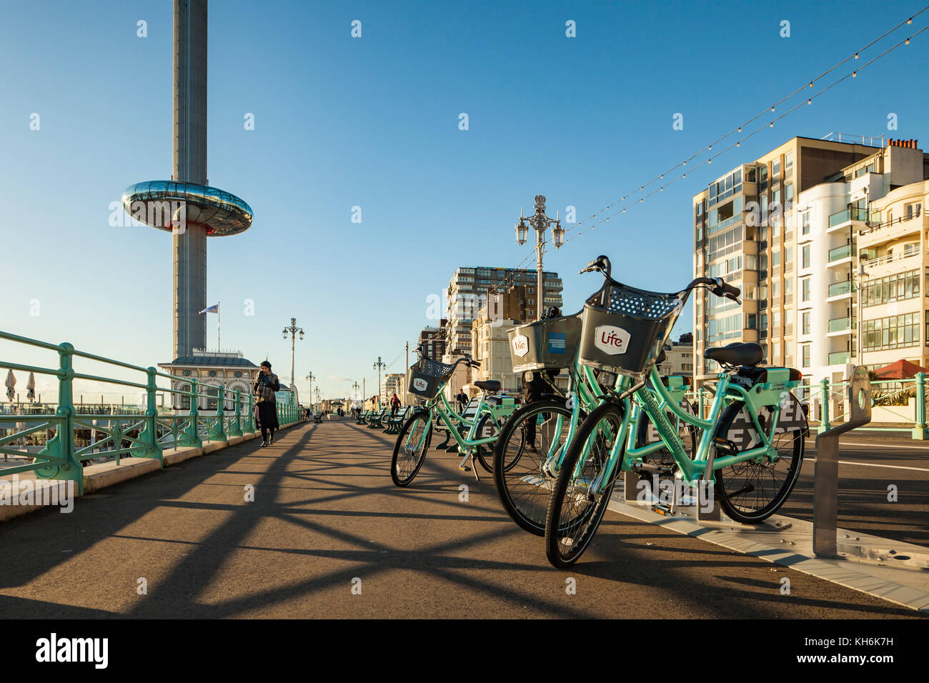 Herbst am Nachmittag direkt an der Meeresküste von Brighton, East Sussex, England. i360 Tower in der Ferne. Stockfoto